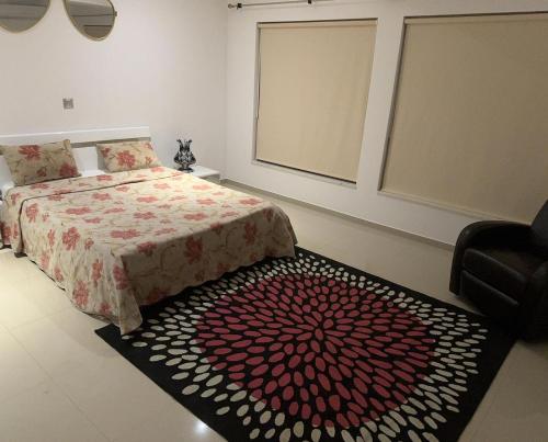 普拉亚Family villa: pool and panoramic view的一间卧室配有一张带红色和白色棉被的床