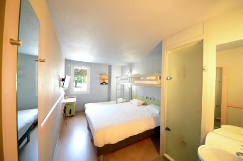 布里夫拉盖亚尔德布里夫拉盖亚尔德宜必思快捷酒店的一间带双层床的卧室和一间浴室