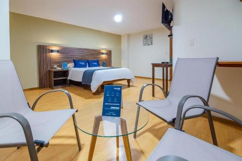 阿雷基帕Premier Tambo的酒店客房,配有一张床和两把椅子