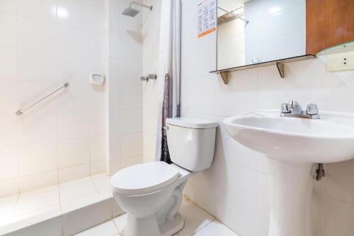 阿雷基帕Premier Tambo的浴室配有白色卫生间和盥洗盆。