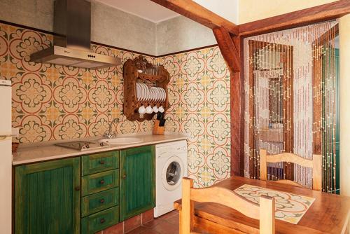 扎霍拉Placer de Meca的厨房配有水槽和洗衣机