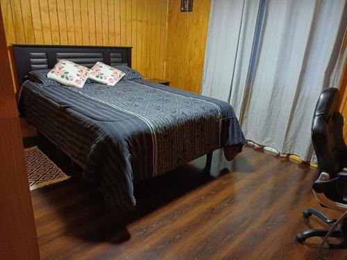 科克拉内Cabaña ñandú的一间卧室配有一张带两个枕头的床