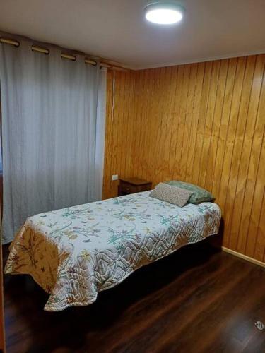 科克拉内Cabaña ñandú的一间卧室配有一张木墙床