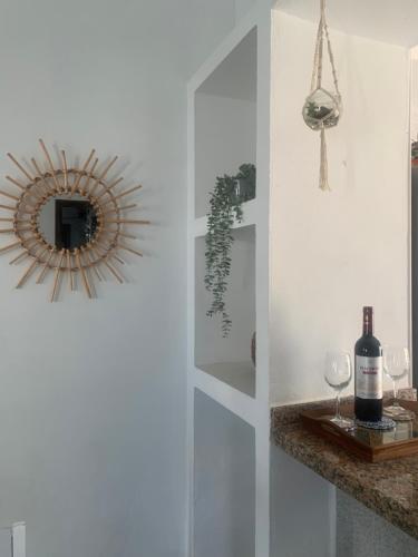 奥尔索拉Casa Nehuna的一间设有镜子和一瓶葡萄酒的客房