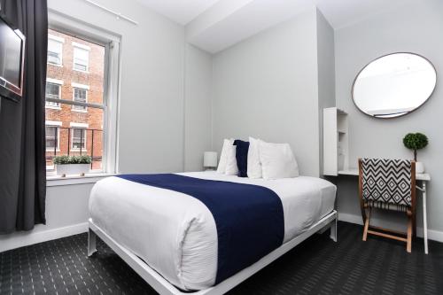 波士顿Cozy Studio on Newbury Street, #1的一间卧室设有一张大床和一个窗户。