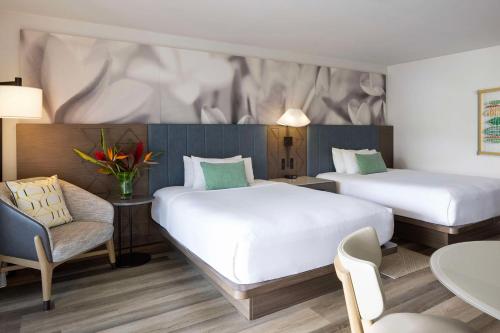 利胡埃The Royal Sonesta Kauai Resort Lihue的酒店客房,配有两张床和椅子