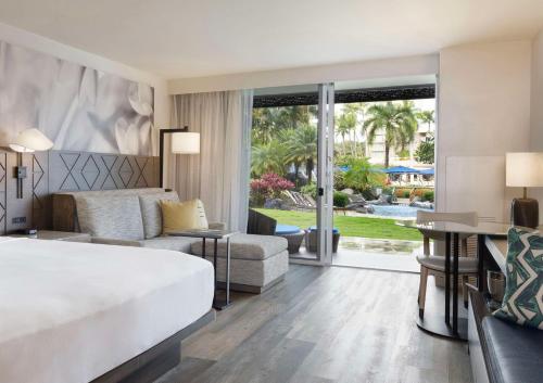 利胡埃The Royal Sonesta Kauai Resort Lihue的一间卧室设有一张床和一间客厅。