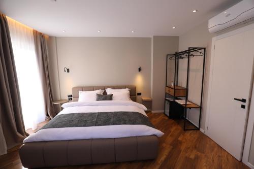 TushemishtDallga Suites的一间卧室设有一张大床和一个窗户。