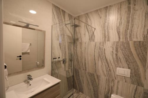 TushemishtDallga Suites的一间带水槽和淋浴的浴室