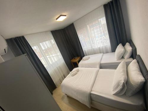 乔尔卢Safir Hotels Çorlu的酒店客房带两张床和两个窗户