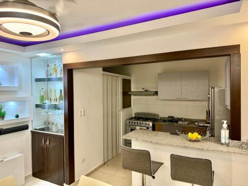 Moderno Penthouse的一个带柜台和紫色天花板的厨房