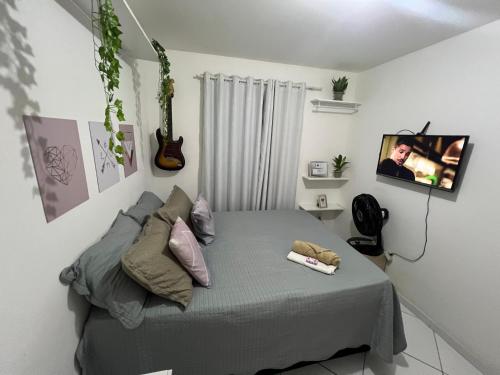 若昂佩索阿Quarto Encantado的一间卧室配有一张带两个枕头的床