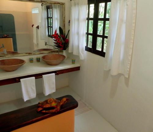 托兰克索Calypso INN的浴室设有2个水槽和镜子