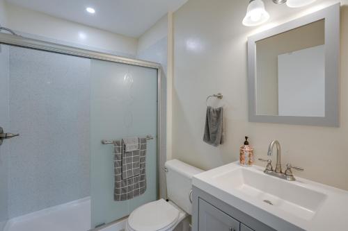 奥克兰Charming Oakland Apartment Near Lake Merritt!的浴室配有卫生间、盥洗盆和淋浴。