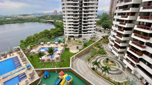 里约热内卢Maravilhoso Apartamento com 4 quartos Praia da Barra da Tijuca的享有河流和建筑物的空中景致