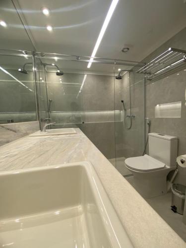 圣保罗Ninety Suíte Premium的带浴缸和卫生间的浴室。