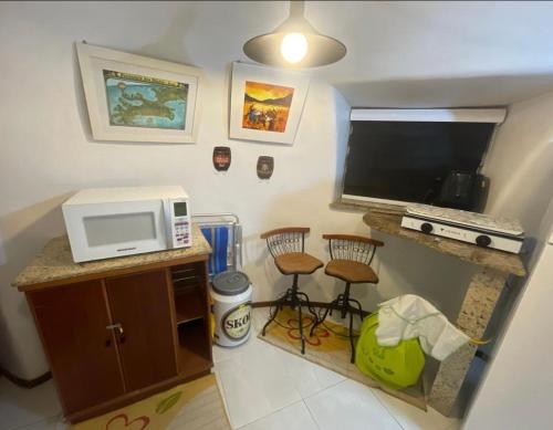 布希奥斯Cabana Bela Vista的带微波炉和2张凳子的小厨房