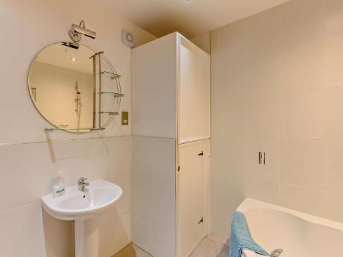 Mattersey2 Bed in Mattersey 93150的白色的浴室设有水槽和镜子