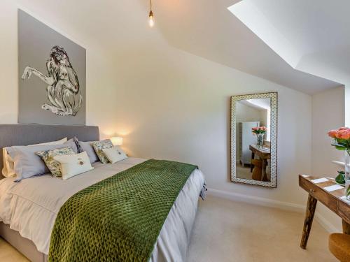 1 Bed in Melton Mowbray 93068的一间卧室配有一张床和镜子