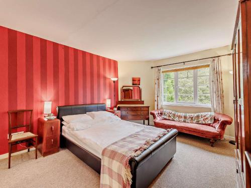 Cemmaes3 Bed in Machynlleth 93080的一间卧室配有一张床和红色条纹墙