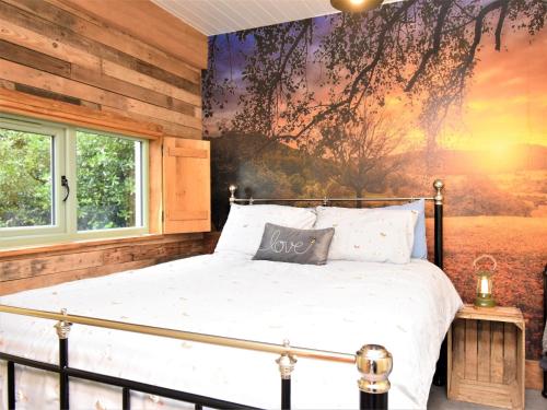 Bratton Fleming2 Bed in Combe Martin 6.2 miles SE 93014的一间卧室配有一张壁画床