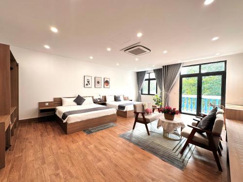 富国DTJ Hometel GRAND WORLD的一个带床和沙发的大客厅