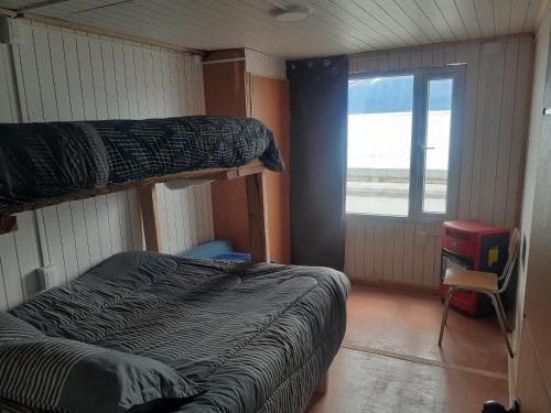 威廉斯港Refugio Jemmy Button的一间卧室设有两张双层床和一扇窗户。