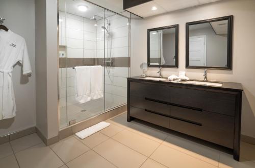 里戈嘉兰宾馆的一间带水槽和淋浴的浴室