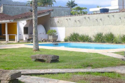 乌巴图巴Villa Tavares - casa com piscina na praia da Lagoinha的一个带游泳池和房子的庭院