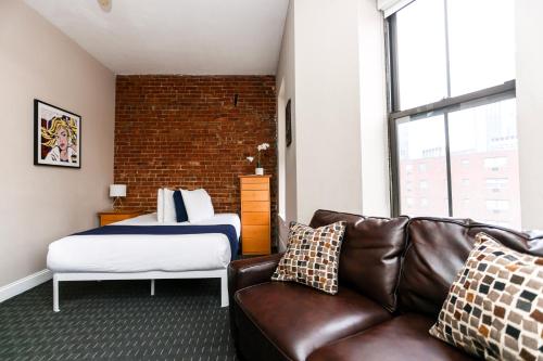 波士顿Cozy Downtown Studio, #41的客厅配有沙发和1张床