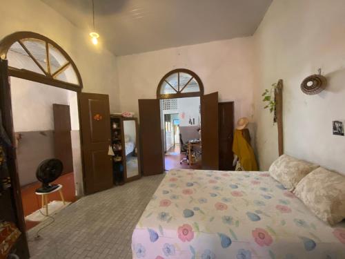 圣路易斯Yorukàsa的一间卧室配有一张带花卉棉被的床