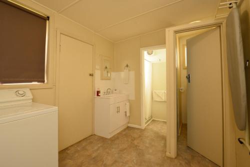 Sea LakeSea Lake Motel的白色的浴室设有水槽和镜子