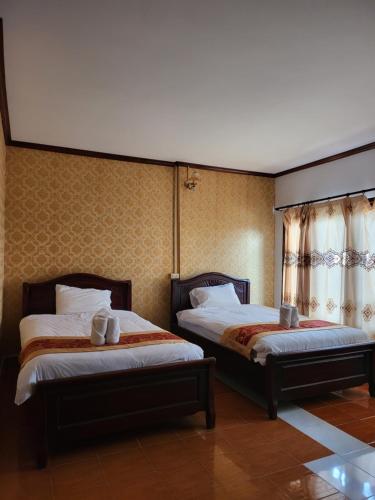 万荣Vangvieng Sisavang Mountain View Hotel的两间带两张床的酒店客房