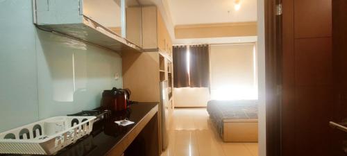 雅加达Convenient Apartments at West Jakarta的一间带炉灶和床的小客房