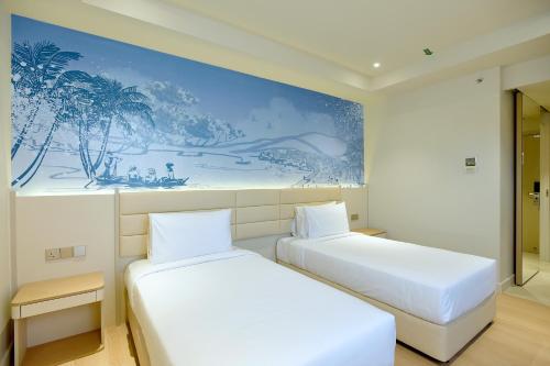 哥打京那巴鲁城市快捷克塔京那巴鲁的墙上画画的房间里设有两张床