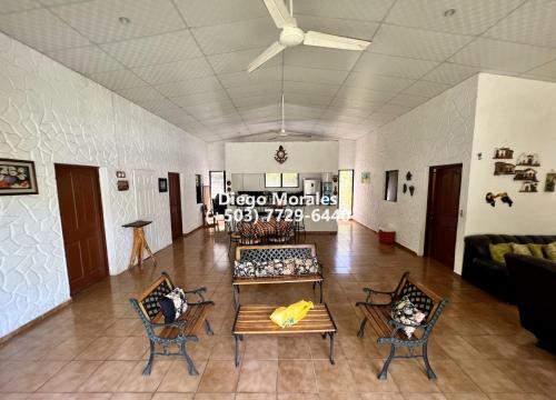 洛斯科巴诺斯Beautiful beach house in Los Cobanos El Salvador的客厅配有沙发和桌椅