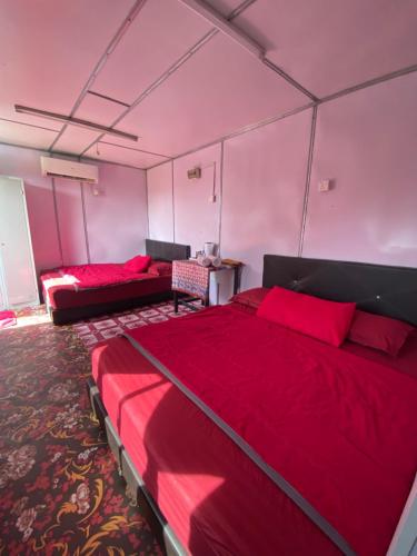Tanjung KarangAsiaCamp - Cabin Sungai Sireh的配有粉红色墙壁的客房内的两张床