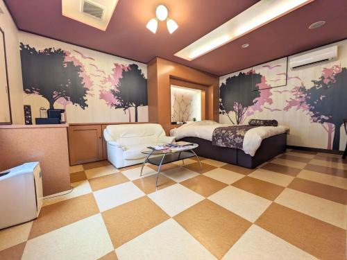 大村市SKY Bay-Terace Omura的一间卧室设有一张床和一个 ⁇ 板地板