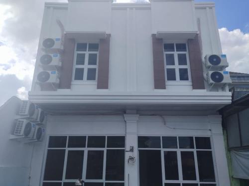 KedatonRedDoorz Syariah @ Gedong Air Lampung的前面有扬声器的房子
