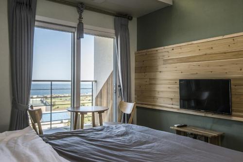 济州市Handongijen Pension的一间卧室配有一张床和一台平面电视