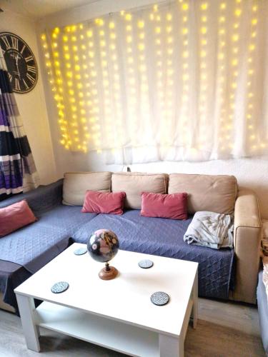 柏林Cozy trendy spacious room in green area 12 min. near to the center Alexanderplatz的客厅配有沙发和桌子