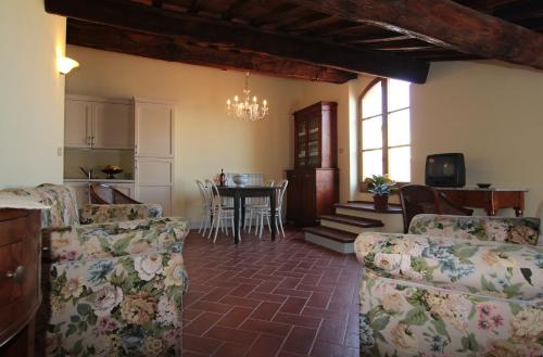 卡斯蒂戈隆·多尔希亚维奇埃塔假日公寓的客厅配有两张沙发和一张桌子