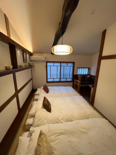 京都Imakumano Terrace - Dohachi An 道八庵的卧室配有一张白色大床