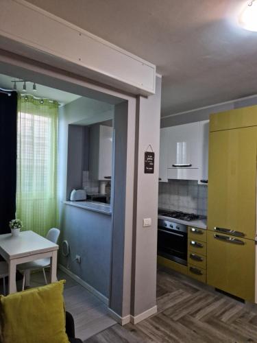 科洛尼奥蒙泽塞Appartamento Piccola Perla的厨房设有蓝色的门,通往带桌子的厨房