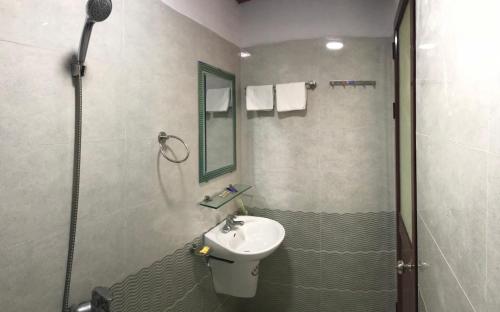 海防Nhà nghỉ 1061的一间带水槽和淋浴的浴室
