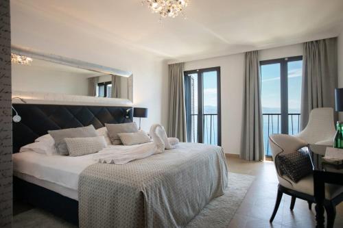 奥帕提亚Amadria Park Hotel Royal的一间卧室配有一张大床和大镜子