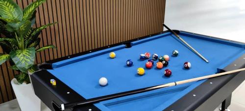 怡保19pax Ipoh Semi-D W Shared Pool Table & Karaoke ISD03 R的一张带球和球的台球桌
