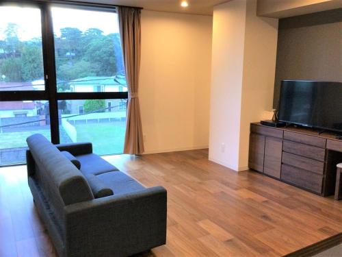 小田原市THE VIEW Odawara shiro-no mieru hotel - Vacation STAY 63560v的带沙发和平面电视的客厅