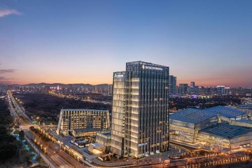 无锡InterContinental Wuxi Taihu New City的夜晚在城市的高楼