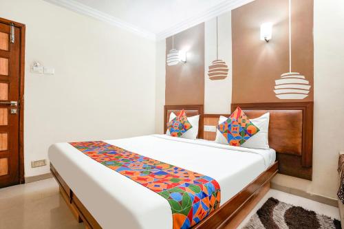 艾哈迈达巴德FabHotel Shanti Sadan Near Ellisbridge的一间卧室,卧室内配有一张大床